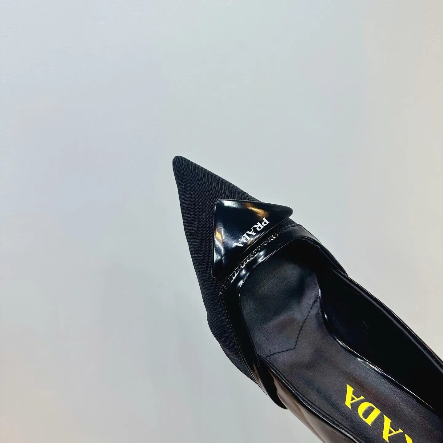 👟👟Ex-factory price 560👟👟 2025 SSS launches Prada’s latest long boots, sandals, thin heels, empty backs, thick heels series ————————🆚🆚🆚 💥PRADA's early spring T-stage catwalk show is the same style as "Dreams Never Sleep". Prada can use it on important occasions. The fresh style has a bit of nobility and is perfect on the feet. 💃💃 Wear this shoe with it. It is elegant and crystal clear, regardless of various accessories. The materials are all exclusively customized one-to-one and must be zero-distance from the original. The entire series is full of exciting and unexpected combinations of elements. The expression of different materials and textures of fabrics has a strong artistic flavor, allowing you to appreciate the ever-changing style of Prada girls. 1⃣ Upper: Made of open-edge bead➕mesh 2⃣ Lining: imported sheepskin 3⃣ Outsole: Italian original genuine leather outsole Heel height 7.5 4⃣🔺Original labeling feet, stock code number 35M-39M (40 41 42 customized, non-returnable and non-exchangeable).